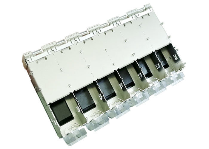 Na górnej powierzchni klatki Łącznik klatki SFP 1 X 6 połączony z rurkami świetlnymi radiatora